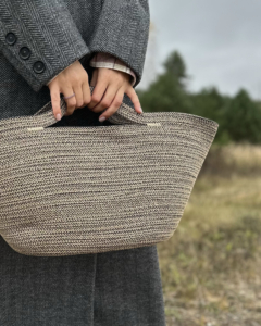 Фото из отзыва к Шнур вязаный 5 мм меланж чёрный-джутовый цвет с сердечником