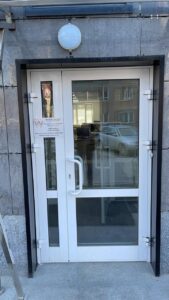 Вход в шоурум