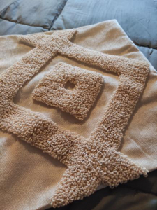 Фото из отзыва к Готовый набор Наволочка цветная с ковровой вышивкой