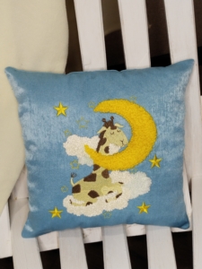 Фото из отзыва к Готовый набор (без иглы!) Наволочка цветная с ковровой вышивкой